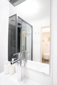 GratweinModerne 2-Zimmer Wohnung的一间带镜子和水槽的浴室