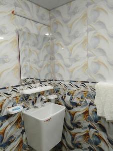 卡拉奇Travel lodge clifton的一间位于客房内的白色卫生间的浴室