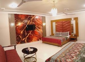 卡拉奇Travel lodge clifton的客厅配有床和沙发