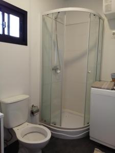 Playa HermosaPIRIA的一间带卫生间和玻璃淋浴间的浴室
