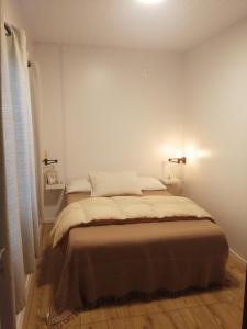 Playa HermosaPIRIA的一间白色客房内的床铺卧室