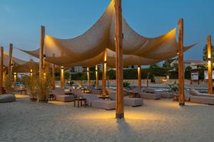 里科索翁Argile Resort & Spa的海滩上的一组椅子和遮阳伞