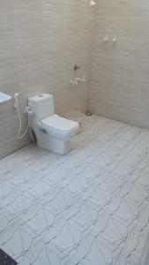戈卡尔纳The Meraki Beach Resort的白色瓷砖地板上带卫生间的浴室
