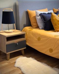 里加Riga A new designed cosy family apartment的一张带床头柜的床,上面有灯