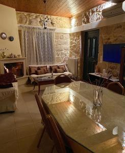 PetrokefaloSerenity Stone House, a Blissful Retreat的客厅配有沙发和桌子