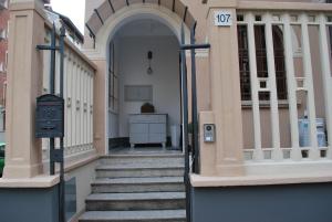 都灵CASA RITA e CASA LUIGI的通往带楼梯和拱门的大楼的入口