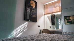 波多黎各El Lagarto 1008的一间卧室配有一张床、一张书桌和一个窗户。