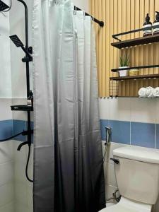 马尼拉Modern Stay的带淋浴帘和卫生间的浴室