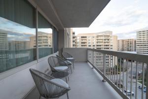 阿林顿Luxury Living at Crystal City's Condo的大楼内的阳台配有椅子和窗户。
