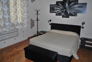 都灵CASA RITA e CASA LUIGI的卧室配有一张床,墙上挂着一朵大花