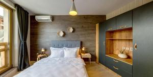 班斯科BOUTIQUE Hotel ENTRY E的一间卧室设有一张床和木墙