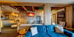 班斯科BOUTIQUE Hotel ENTRY E的一间带蓝色沙发的客厅和一间厨房