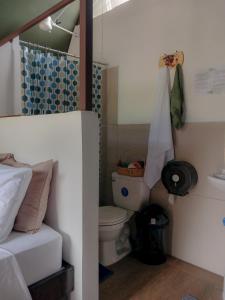 福尔图纳Flora Glamping de Abuela的一间带卫生间和淋浴的小浴室