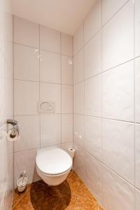 瑟尔赫克斯那姆餐厅酒店的白色的浴室设有卫生间和淋浴。