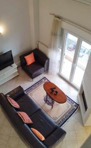 塞萨洛尼基Elisavet apartment的客厅配有沙发和桌子