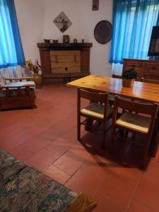 桑格罗堡Valle Salice的客厅配有木桌和椅子