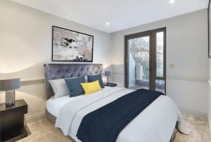 伦敦Modern Hammersmith Bridge Flat的一间卧室设有一张大床和一个窗户。