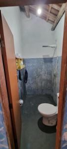 塞古罗港Casa do ET caraiva xando的一间小浴室,内设卫生间