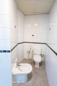 迪拜Avantha By Afi luxury 2BHK apartment的白色的浴室设有卫生间和水槽。