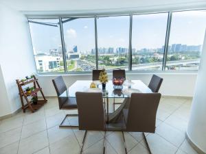 迪拜Avantha By Afi luxury 2BHK apartment的一间设有玻璃桌和椅子的用餐室