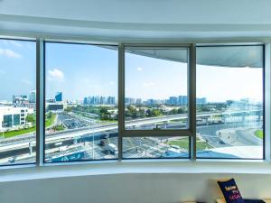 迪拜Avantha By Afi luxury 2BHK apartment的大窗户享有城市美景。