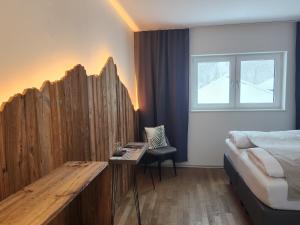 施瓦尔茨湖Pension fein & sein的一间卧室配有一张床和木栅栏