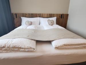 施瓦尔茨湖Pension fein & sein的一张带白色床单的床和两个枕头