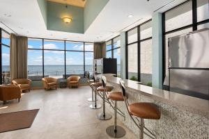 德斯坦Sandestin Bayfront Studio with balcony and breathtaking views的海景等候室