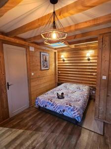 热拉梅Studio type chalet的小木屋内一间卧室,配有一张床