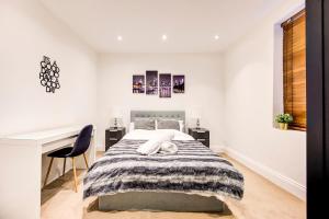 伦敦Affordable Apartment In London Bridge - 10 Per Cent Off Weekly Bookings!的白色卧室配有床和书桌