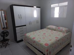 Serra de São BentoChácara Família Nacer的一间卧室配有一张床、梳妆台和镜子