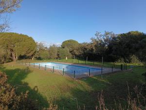珀彻斯MONTE DAS AREIAS CASA DE CAMPO/PASSADIÇO/PATEO/RAMPA的树木繁茂的公园里的一个大型游泳池