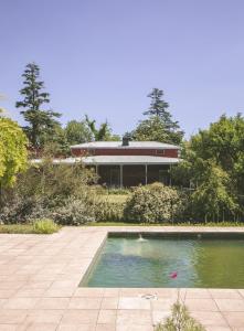 卢汉德库约Enlace Casa de Huespedes的一座游泳池,其建筑背景为: