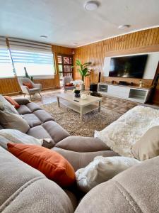 奇廉Alojamiento RBOY Las Mariposas的带沙发和平面电视的客厅