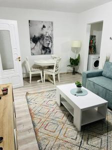 布勒伊拉Apartament Dany的客厅配有沙发和桌子