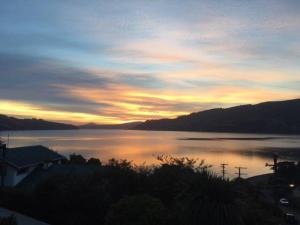 但尼丁Otago Peninsula Paradise的日落时分,享有一大片水景