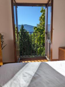 毕斯卡斯Piso Grande La Viña的客房设有一扇门,可通往一个美景阳台