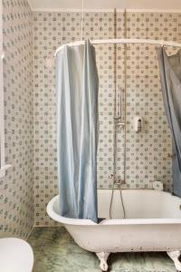 里斯本安比恩特旅舍的浴室设有带浴帘的浴缸