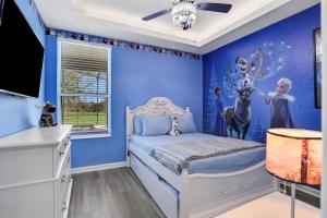 奥兰多Themed Luxury 6BR Getaway with Resort Amenities的一间设有蓝色墙壁的儿童卧室