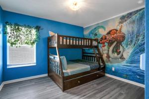 奥兰多Themed Luxury 6BR Getaway with Resort Amenities的儿童间 - 带两张双层床和壁画