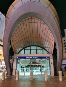 迪拜The Hosteller的机场入口,带大型天花板的建筑