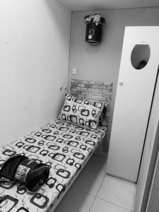 迪拜The Hosteller的一张黑白相间的长凳照片
