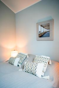吕德斯海姆Designhaus - Whirlpool - 180qm2 - Garage - 2 Etagen的一张带枕头的床和一张桥景