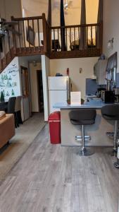 托比汉纳Oceans - KING BED Cabin Loft & Fireplace的厨房配有柜台和2个酒吧凳