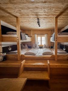 NavisPeer Alm的小木屋内的一个房间,配有三张双层床