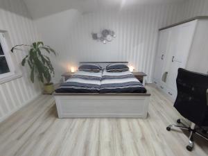 斯图加特Nah an Mercedes-Werke的一间卧室配有一张带两个枕头的床