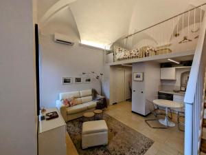 圣雷莫kaDevi piazza Bresca - pieno centro, parcheggio, bici的带沙发的小客厅和厨房