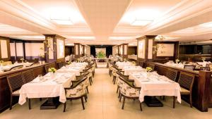 巴西利亚Kubitschek Plaza Hotel - Flat Particular 2的用餐室配有带白色桌布的桌子