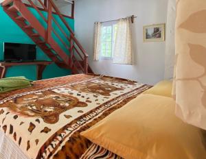 圣达菲Rainforest Yasmin Hotel的一间卧室配有一张带豹子毯子的床