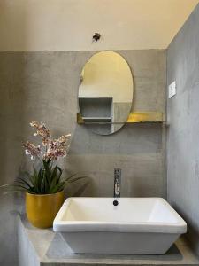 佩夏[Riverview Apt] Private Parking的浴室设有白色水槽和镜子